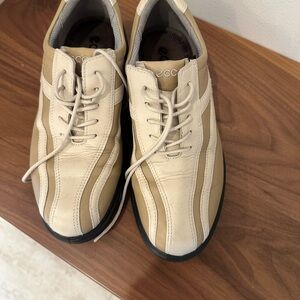 Women’s golf shoes